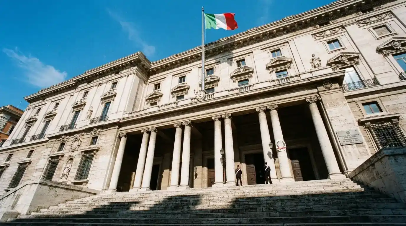 Un edificio governativo italiano con bandiera al vento fotografato dal basso in una giornata di sole.
