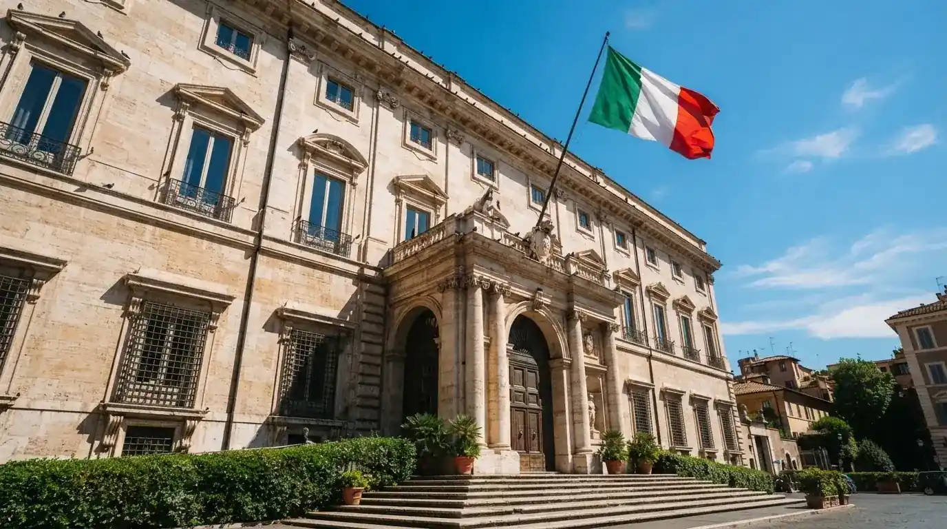 Un edificio governativo italiano con bandiera al vento fotografato dal basso in una giornata di sole.