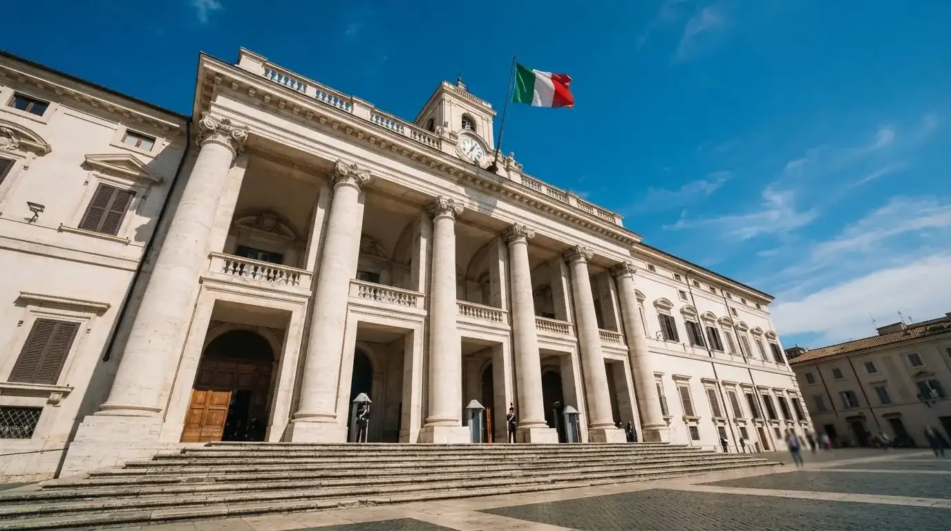 Un edificio governativo italiano con bandiera al vento fotografato dal basso in una giornata di sole.